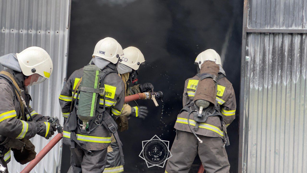 Склад горит в Алматы